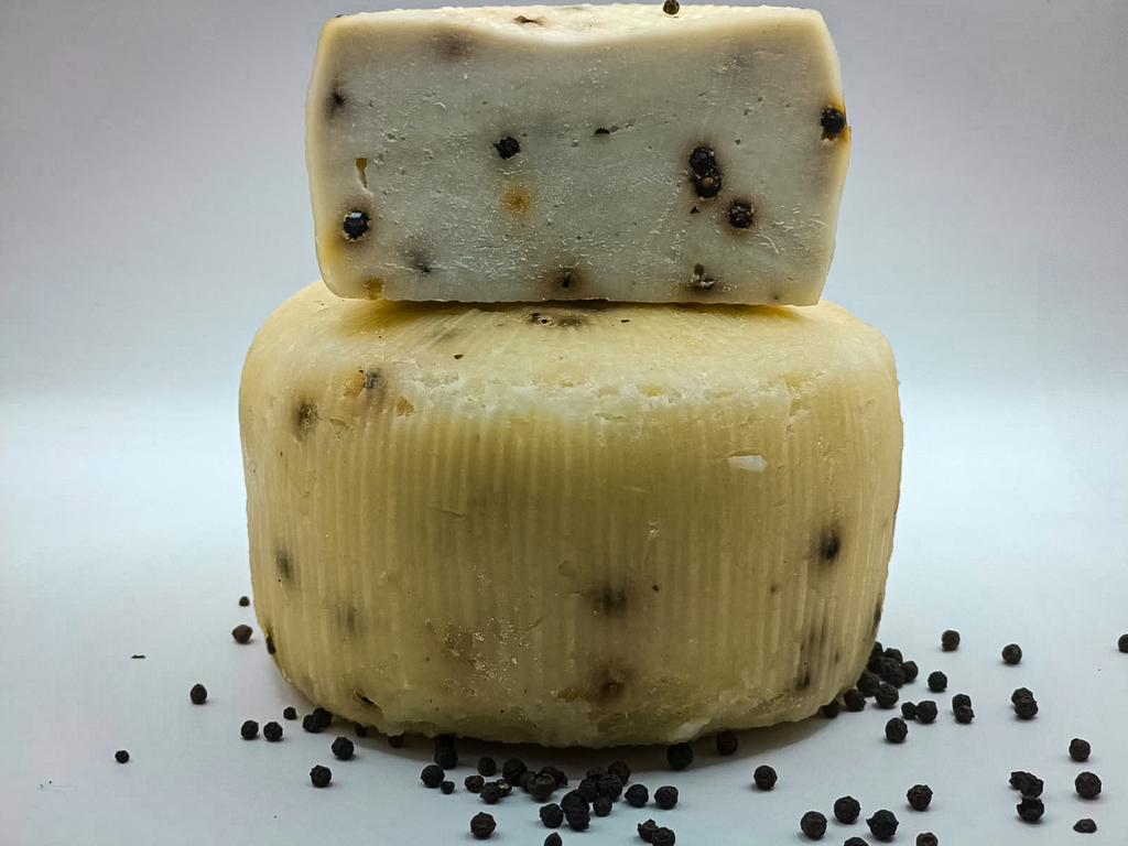 QUESO SEMICURADO CON PIMIENTA NEGRA