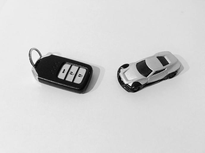 Cancelación de reserva de dominio Coche de juguete con mando de coche real