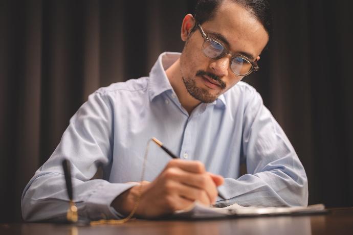 Hombre concentrando firmando documentos
